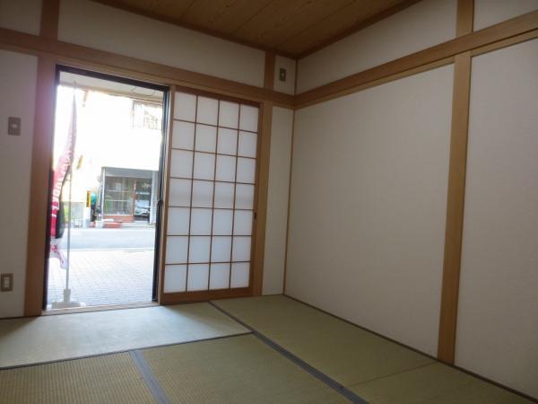 Non-living room. First floor Japanese-style room 4.5 Pledge It followed the car space and opened the window There are plates in face-to-face