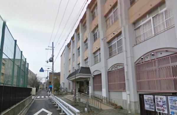 Junior high school. Peripheral Osakashiritsudai 800m until the pond junior high school