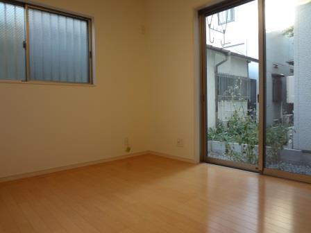 Non-living room. Large windows is a Western-style a feeling of opening
