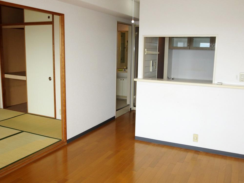 Living. It is a good living and easy to use adjacent to the Japanese-style room.