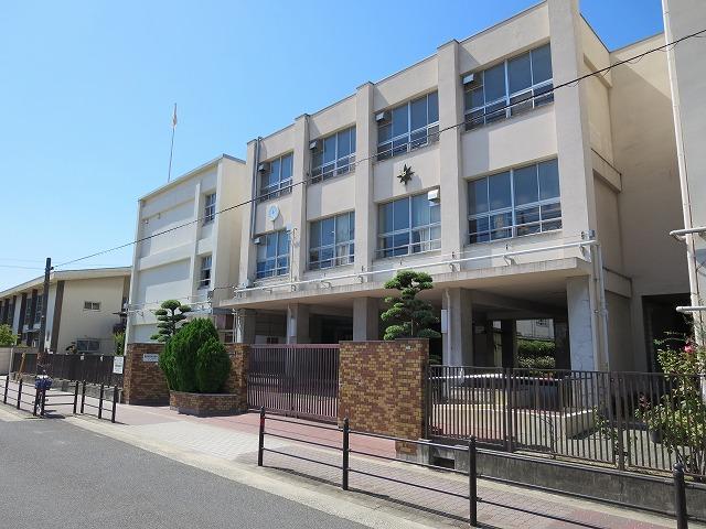 Junior high school. 760m to Osaka Municipal new Ikuno junior high school
