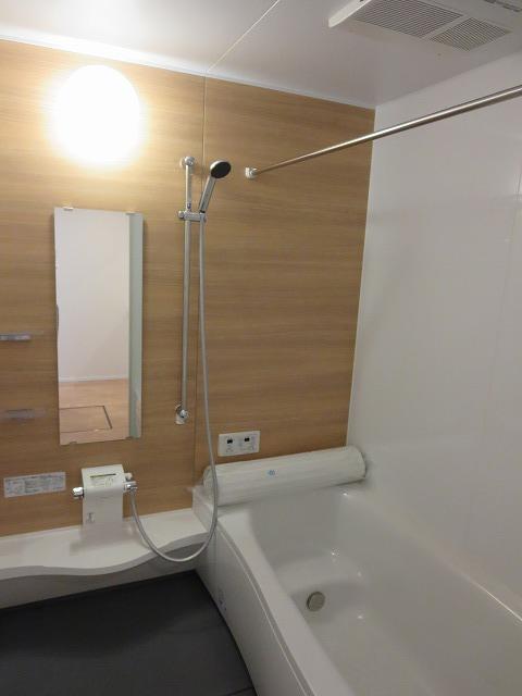 Same specifications photo (bathroom). <Bathroom function> with ventilation drying heating function ・ Your hand input simple Kururin POI drainage port ・ Eco-full shower (35% water-saving annually about 15300 yen deals) ・ LED lighting ・ Push the one-way drainage plug ・ Tub lid ・ Towel with hook Kakezuke.