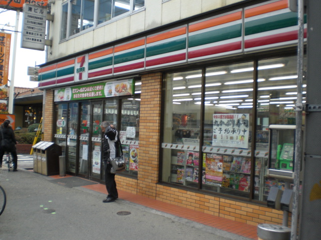 Convenience store. Seven-Eleven Osaka Gamo 3-chome up (convenience store) 151m