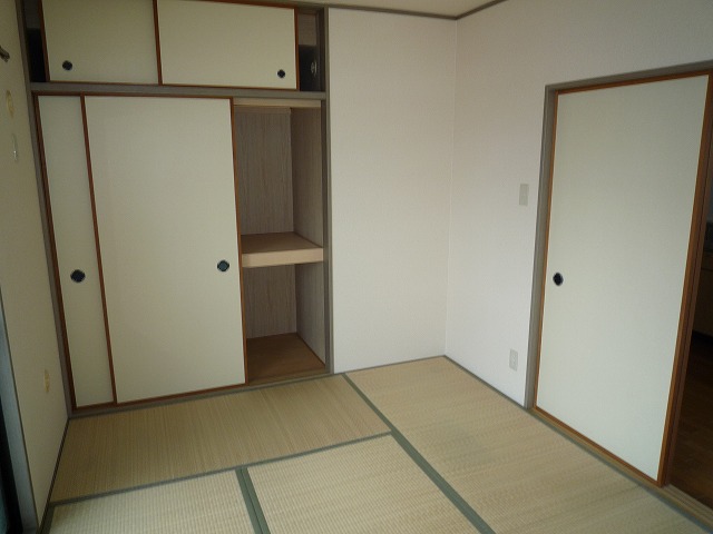 Living and room. Japanese-style room 6 tatami, With closet
