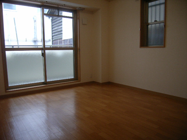 Living and room. Spacious Western-style, It is very bright!