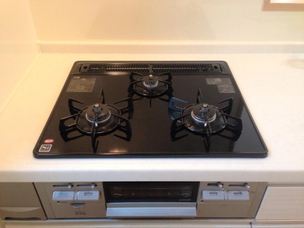 Kitchen. 3-neck gas stove