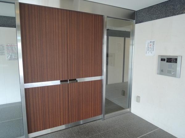 Entrance. Non-contact type. By holding the key entry.