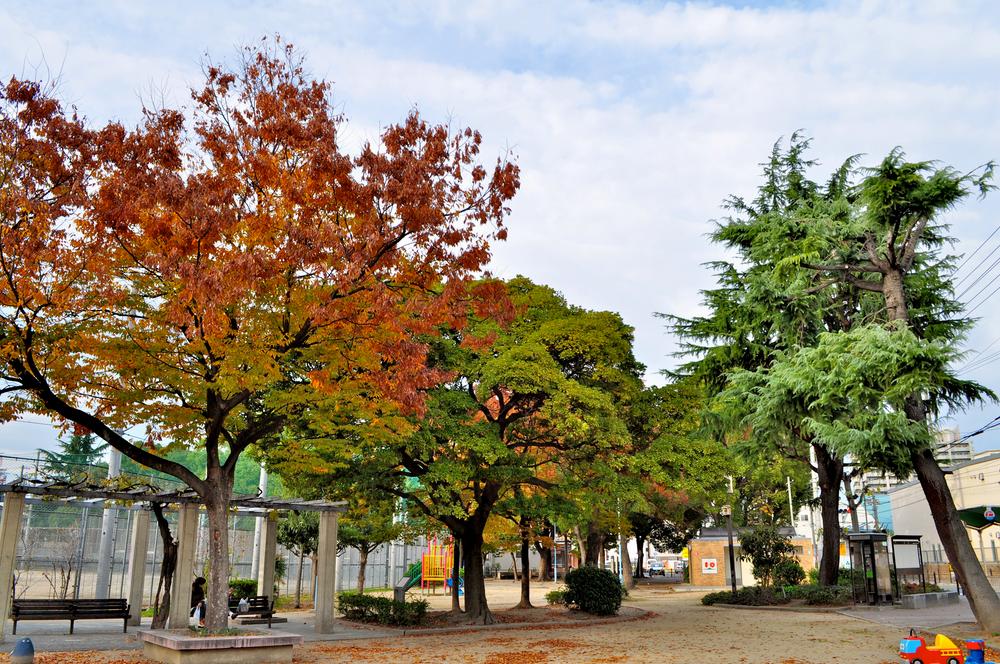 park. Namazue 120m walk 1 minute large park to park. Likely to be felt the color of the season.