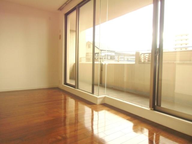 Living. In the southwest-facing it is good per yang