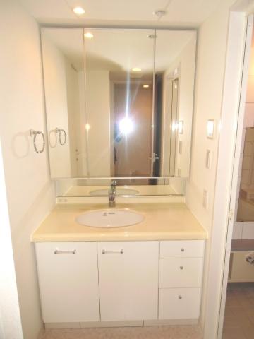 Wash basin, toilet. Big is the washstand