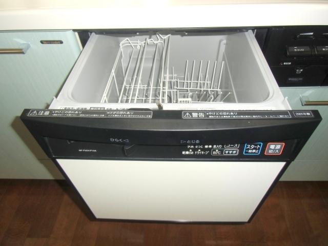 Kitchen. It comes with a dishwasher