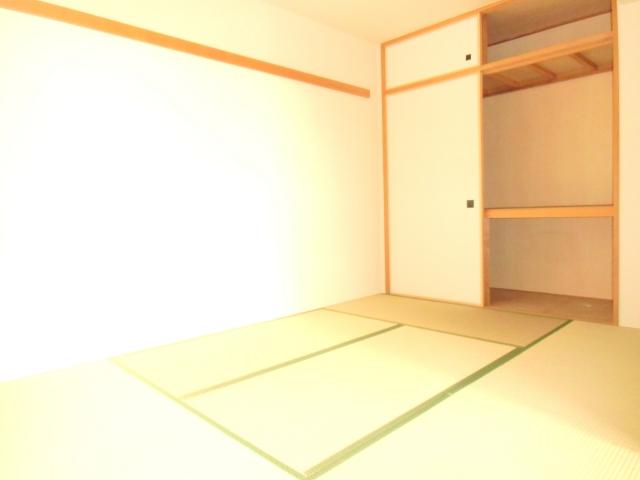 Non-living room. It is a beautiful Japanese-style room