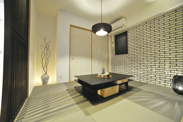 Interior.  [Japanese-style room] As your drawing room which was formal, You can also use as a room of relaxation sit on the floor ※ Some include a paid option (E type menu plan model room / Free of charge / Application deadline Yes)