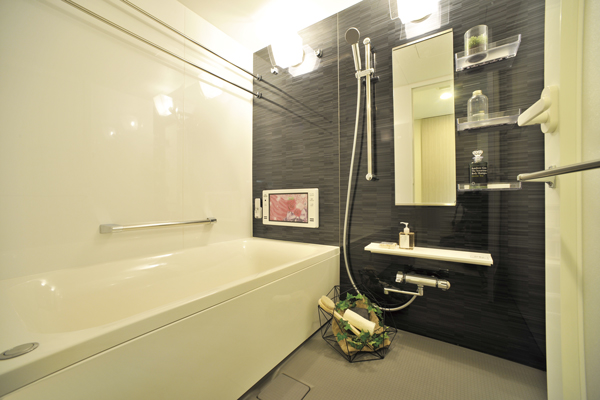 Bathing-wash room.  [bathroom] Such as the adoption of thermo faucets and shower slide bar, It has been consideration to spend the bus time comfortable ※ Some include a paid option (E type menu plan model room / Free of charge / Application deadline Yes)