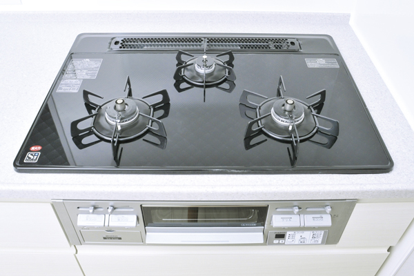 Kitchen.  [Glass with grill top stove] Adopting the care is likely to glass top stove. Grilled fish, etc. can be easily cooked in "Mizunashi grill". It is Si with a sensor of the peace of mind to sense such as burning of the pot ※ Some include a paid option (same specifications)