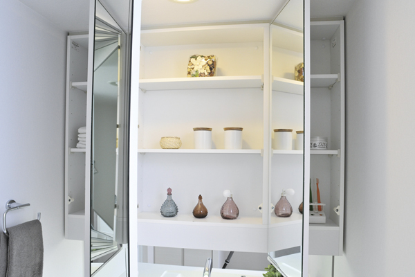 Bathing-wash room.  [Three-sided mirror back storage] Organize cosmetics and hair care products is ・ Storage can Kagamiura storage. Around the counters are clean and Katazuki (same specifications)
