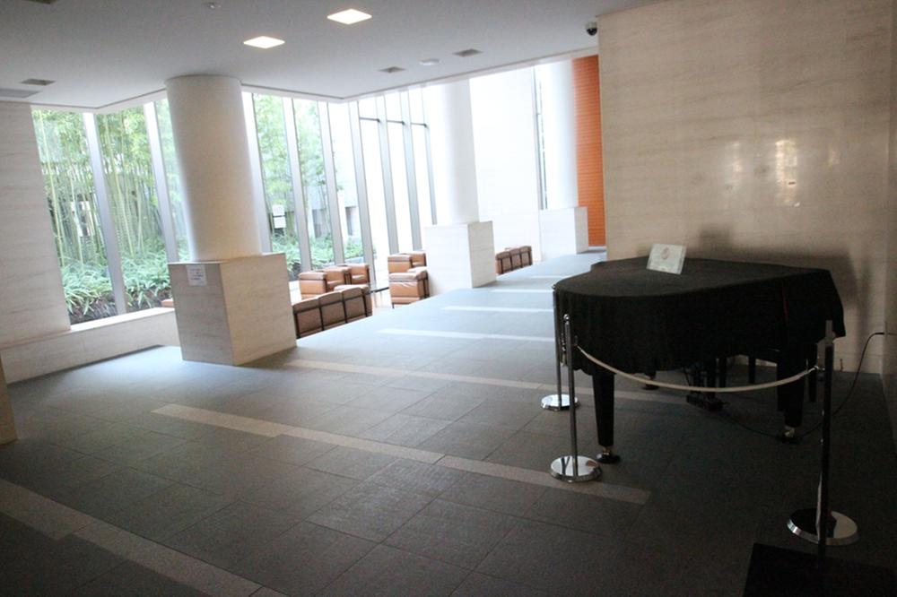 lobby. Automatic performance of the piano is flowing.