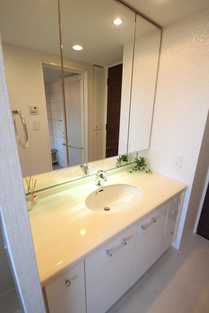 Wash basin, toilet. Laundry Area in basin horizontal, It is convenient to get out directly to the balcony.