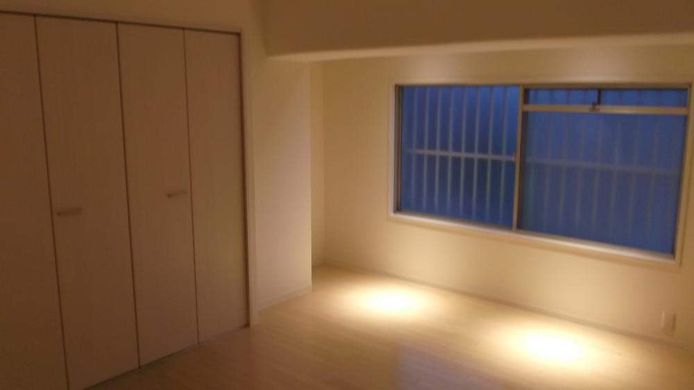 Non-living room.  ☆ Moody spotlight in the main bedroom ☆