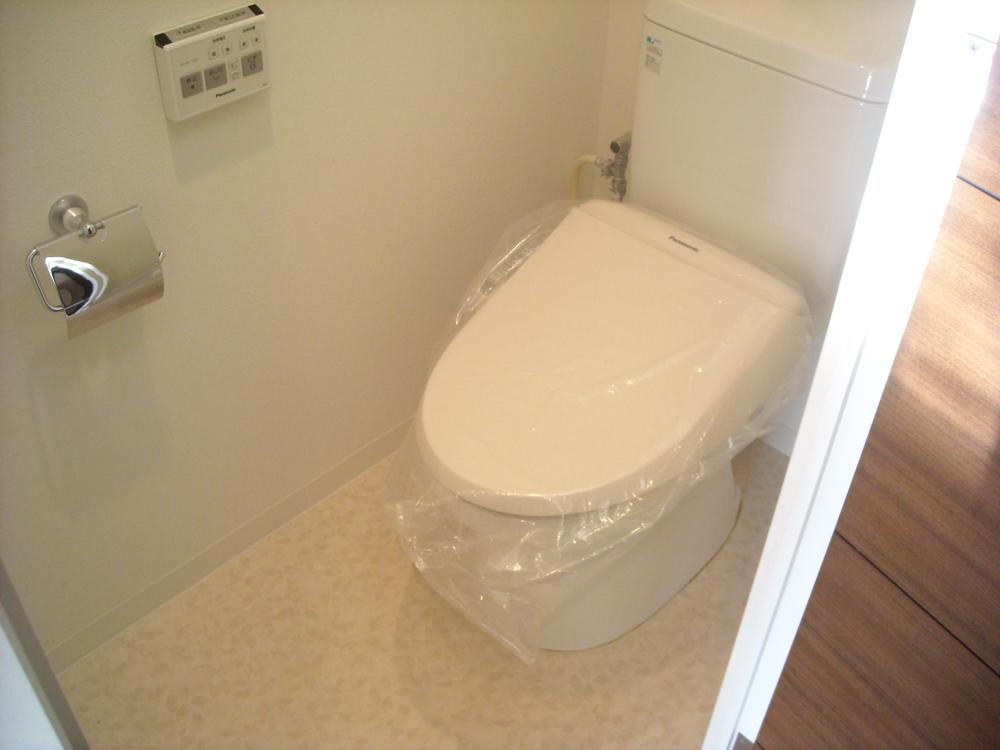 Toilet. Indoor (11 May 2013) Shooting