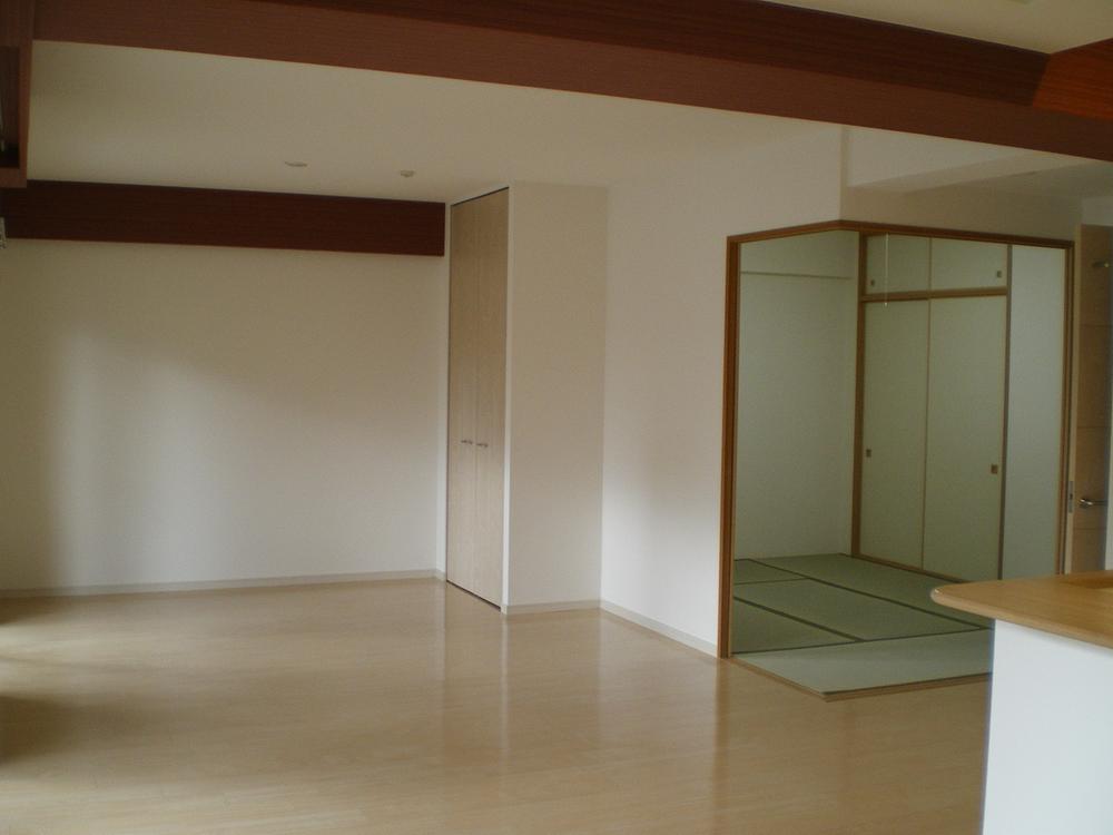 Living. In addition Japanese-style room is adjacent to the spacious LDK! Relaxed atmosphere