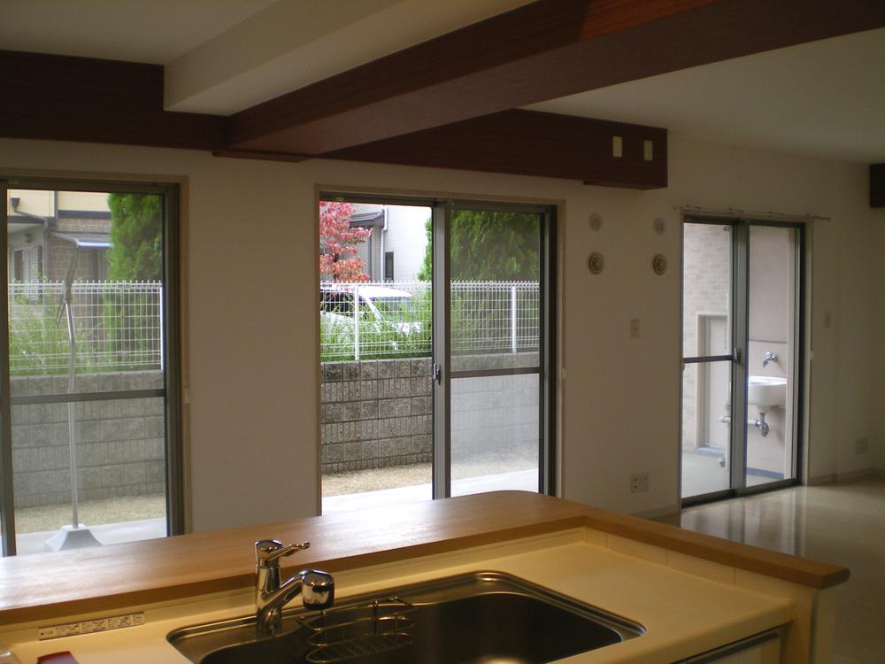 Kitchen. The opening is large, Good per sun!