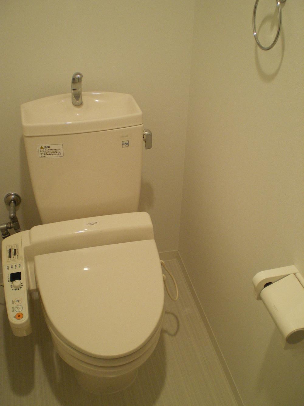 Toilet. Indoor (11 May 2013) Shooting