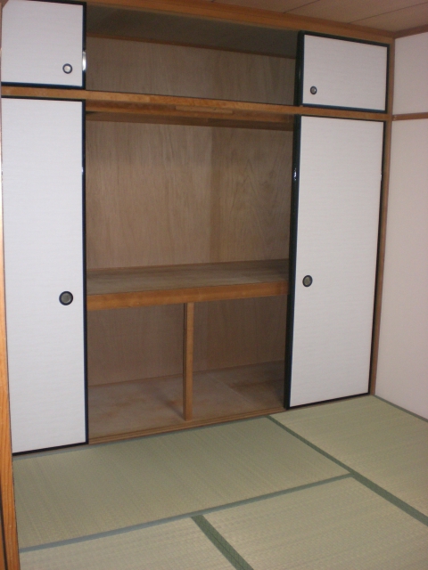 Living and room. Japanese-style room closet