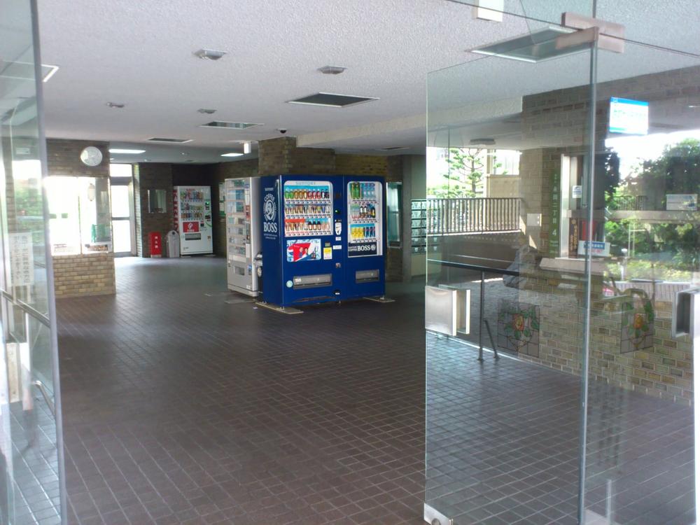 Entrance. Wide entrance also vending machine complete