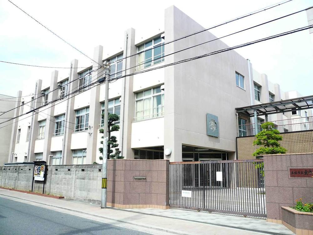 Junior high school. 960m to Osaka City Tatsusumire junior high school