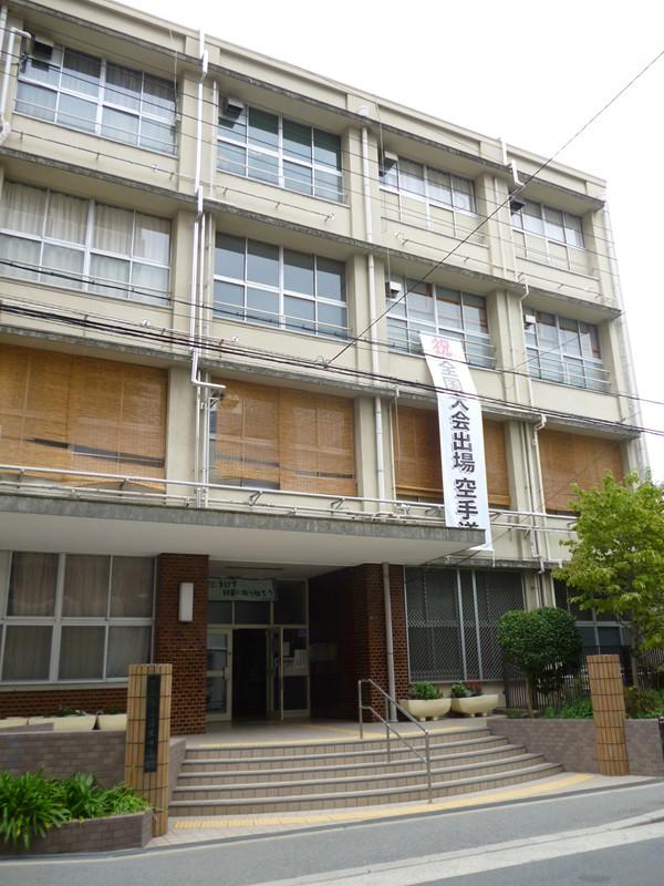 Junior high school. 685m to Osaka Municipal Gamo Junior High School