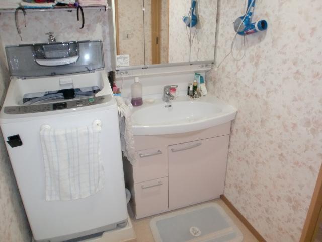 Wash basin, toilet.  ■ Shampoo is a wash basin with a dresser