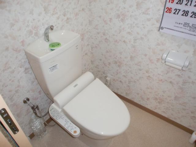 Toilet.  ■ Washlet is with.