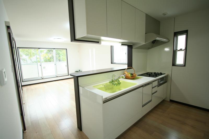 Kitchen. Glass in the kitchen stove top ・ Equipped with artificial marble sink. Sink is hard to be scratched, Since there is no clearance is easier than ever with the day-to-day care (A No. land reference)