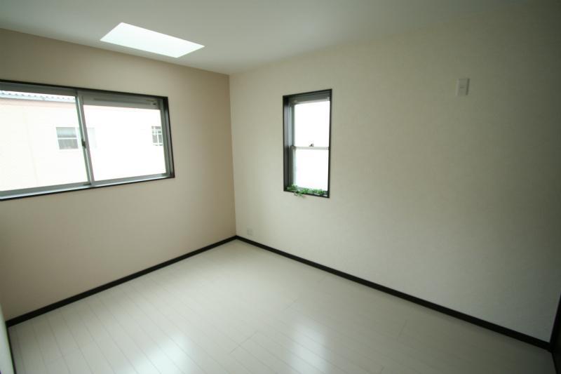 Non-living room. Each room was a white tones has become full of clean room. It contains the light from the skylight, During the day is okay even without wearing the electrical (A No. land reference)