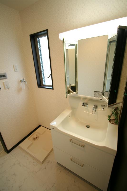 Wash basin, toilet. A three-sided mirror provided in the wash basin, And very useful in a busy morning. The Kagamiura there is storage space, Can be stored what you use every morning (A No. land reference)