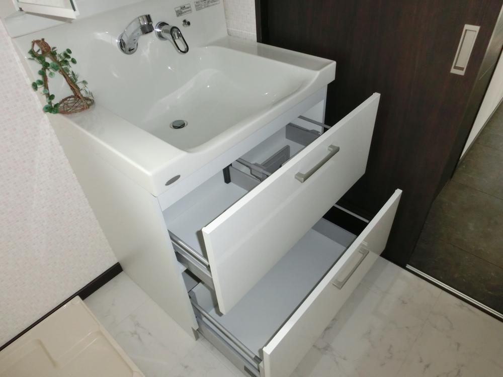 Wash basin, toilet. Also equipped with drawer storage and Kagamiura the washstand. Not troubled even storage and something bulky cleaning supplies (A No. land reference)