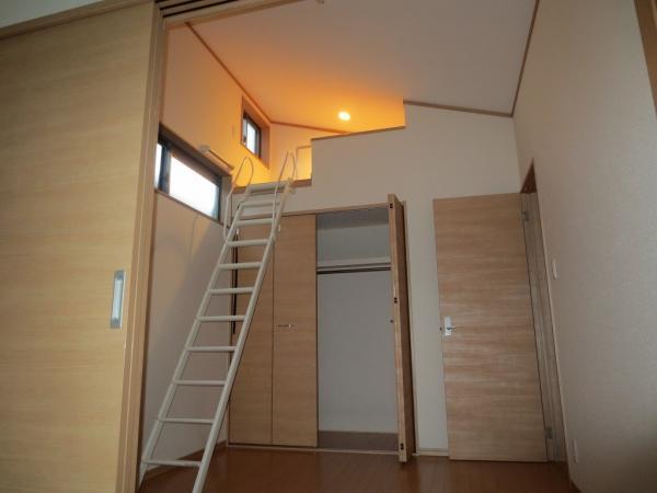 Non-living room. 3rd floor Western-style 4.5 Pledge. These rooms are connected by Western-style 5.25 and the slide door. Loft rooms