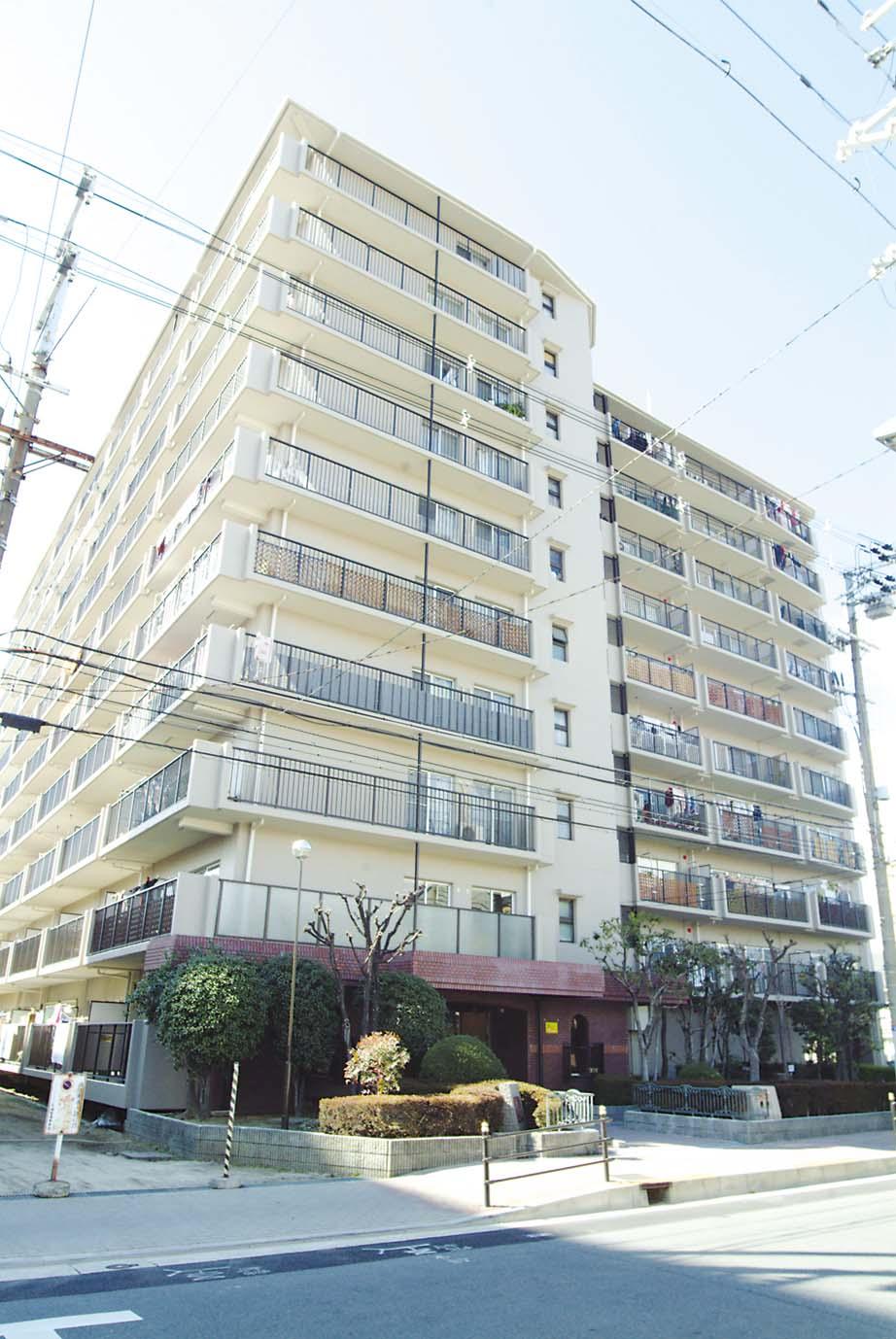 Local appearance photo. It is open in the property before the park! Popular is a high apartment in a good location of the station 8 minutes walk!