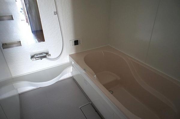 Bathroom. Spacious bathroom that can be bathing with children