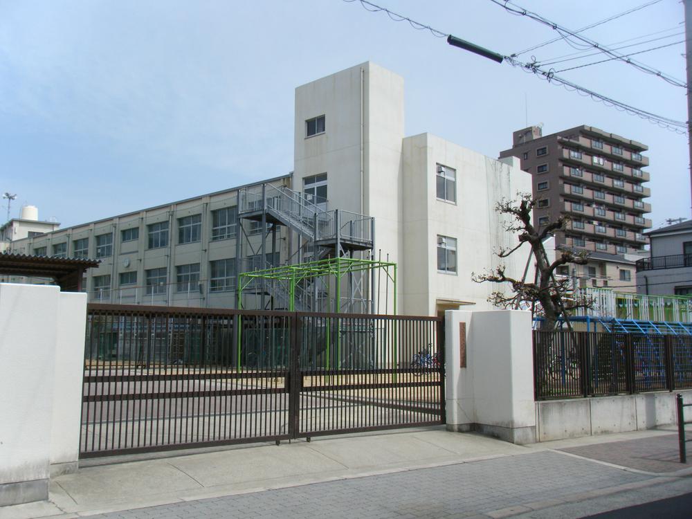 Primary school. 66m to Osaka Municipal Nakahama Elementary School