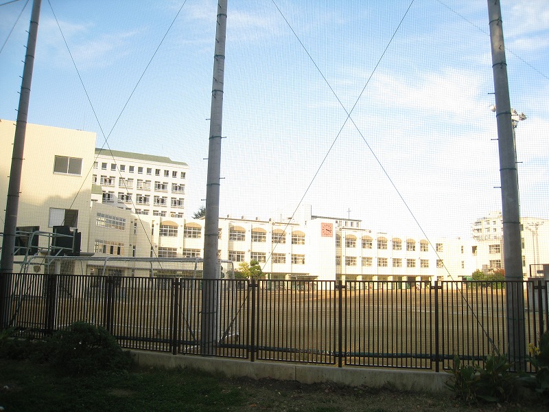 Primary school. 973m to Osaka Municipal violet elementary school (elementary school)