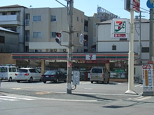 Convenience store. Seven-Eleven Osaka growth 2-chome up (convenience store) 111m