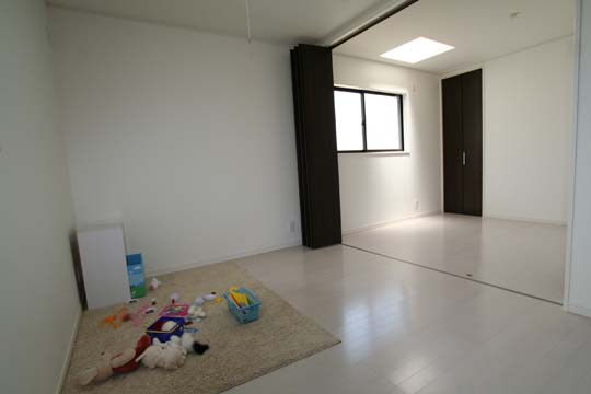 Same specifications photos (Other introspection). Since now that open partition, Open it can be used as a wide space. In accordance with the change and the child's growth in the future of the family structure, It can also be used as a two-room. Is the happy switching depending on the application (C-3 No. land same specifications)