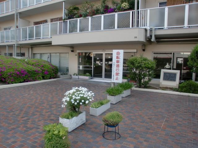 Entrance.  ■ Management is the apartment have a firm