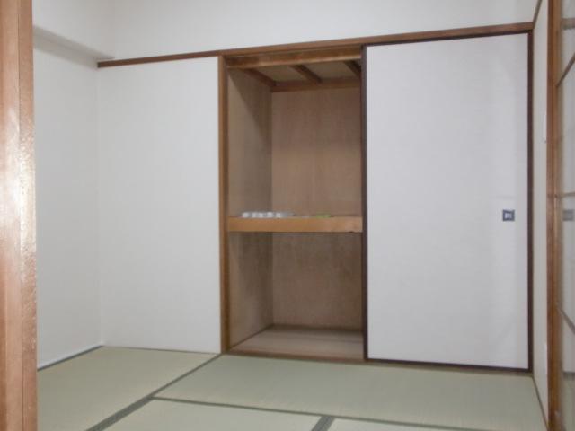 Non-living room.  ■ Storage is abundant