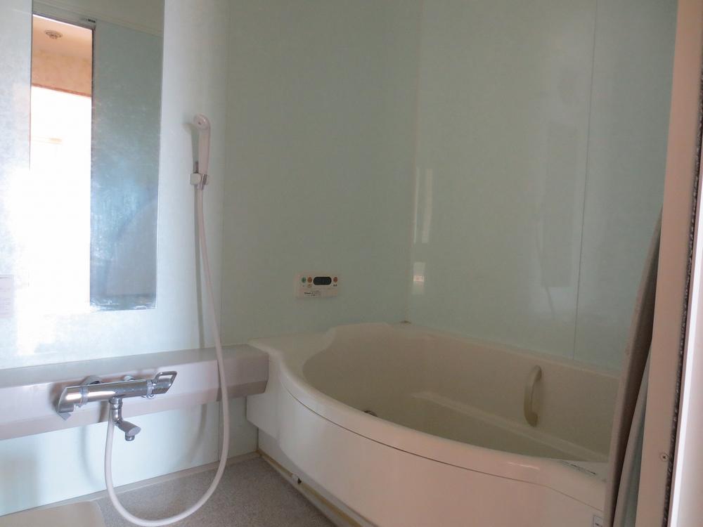 Bathroom. Bathroom to heal fatigue of the day, spacious 1 tsubo or more indoor (December 2013) Shooting