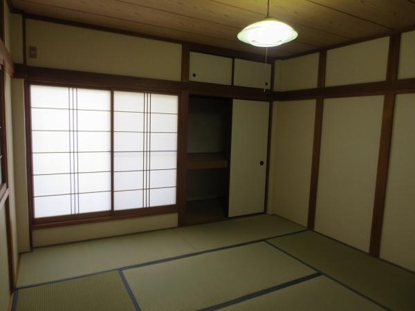 Non-living room. Second floor Japanese-style room 8 quires. Right storage, It has become on the balcony and opened the window
