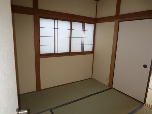 Non-living room. The third floor Japanese-style room 4.5 Pledge. Has led to the next room in storage have sliding door on the right hand side