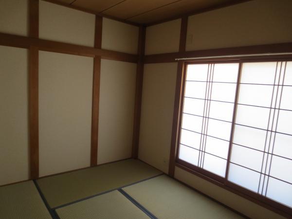 Non-living room. The third floor Japanese-style room 6 quires. The other side of the large window is a private balcony